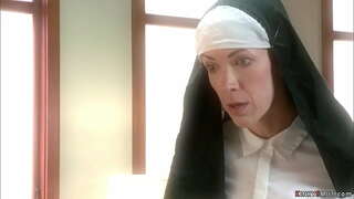 По две млади грешниците Evi Фокс и Kiki Vidis играчки Сестра Розова и сестра ми испрати свештеник James Deen да се казни со нив дик на стап и голема петел