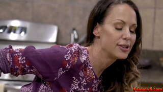 Het brunett kvinna Mckenzie Lee blir lite DNA från unga stud och gör honom cum