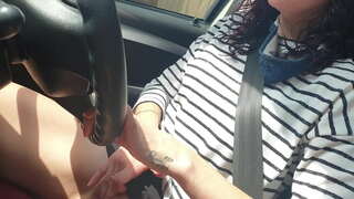 أخذ الجمهور محرك السيارة أثناء اللعب مع بلدي كس صغير