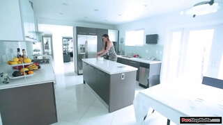 Gamay nga atngal stepmom magluluto ug sa iyang sinina gets hugaw.Siya nga makakuha niini gikan sa paglimpyo niini ug sa stepson gets sa usa ka boner.Siya naghatag kaniya sa usa ka handjob ug usa ka bj ug giiyot