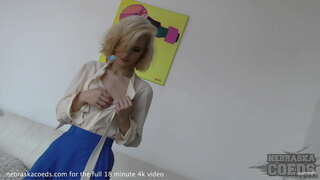 Сладка блондинка, която дава ултра горещ Стриптийз, вмъква странен предмет в бутилка креативно порно