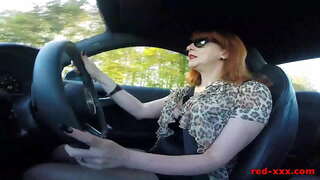 Busty ITALIAN redhead masturbates ann an backseat aice fhèin càr