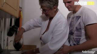 REIFE SWINGER - #Erna - Geile dikke Reet Cougar Springt Op Pik En Waait Haar Man