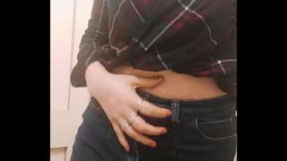 Big Boobs Knabino Malĉasta Play Pussy en Necesejo dum la Veturado