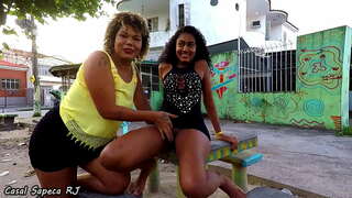 Novinha roda maskara com o casal sapeca