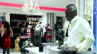 Vackra Rachel Adjani får nya underkläder på BBC Eddy Blackstones sex butik &amp;amp; hamnar i en het anal session med en våt BJ, en dildo i hennes röv &amp;amp; en creampie! Full Flick &amp;amp; 1000-tals Mer på PrivateBlack.com!