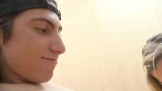 ���ხალგაზრდა იღებს იდეალური ყელში ეხლა ქერა