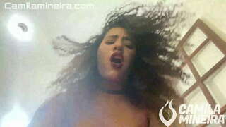 Ridning på sin stora kuk att tjäna mycket stora i hennes rakade fitta