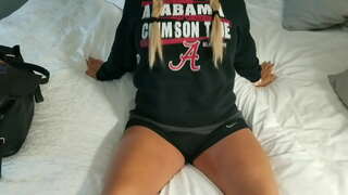 Начална руса жена люлки отгоре на пениса