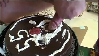 Mogen man som vill knulla en tonåring Vol. 17