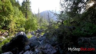 Meisje zuigt haar papa