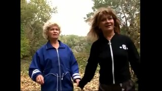 Horny tupulaki hiahia ana ki te whakamātau ki te tahi i te tahi o te teen topanga i runga i te tarutaru