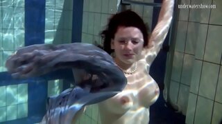 ���ිහිනුම් බබා Katka තීරු පහළ පිහිනුම් තටාකය