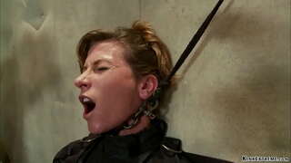 Vezan brineta MILF rob Ariel X je prikucali prosvetljujuće sto onda zavezan dobije analni jebala sa dildo na štapu u rukama majstora Orlando