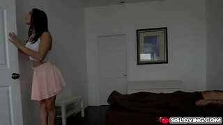 Whero Ati e hiahia ana ki te ite i tona stepbrothers te tikaokao i roto i tona teen twat