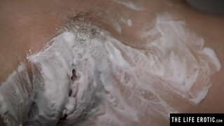 Pamatyti savo big boobs krutinti, kaip ji drožlių savo gauruotas pūlingas ir masturbates